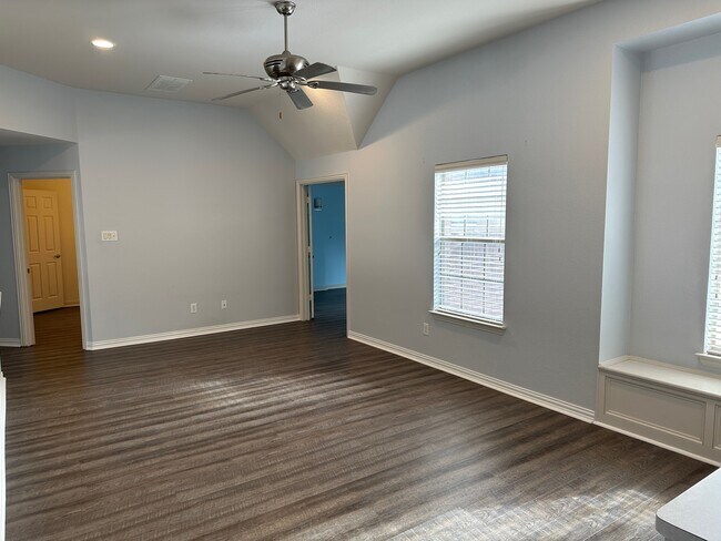 Building Photo - 928 Falcon Dr