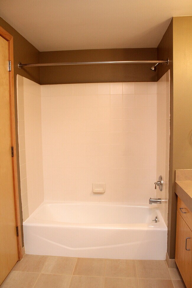 Building Photo - Spacious 2 Bedroom Corner Unit in Stylish ...