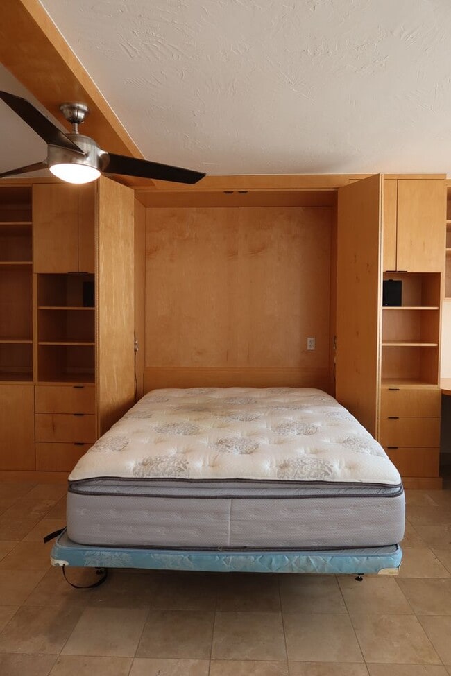 Building Photo - Downtown Studio / Home Office / All Bills ...