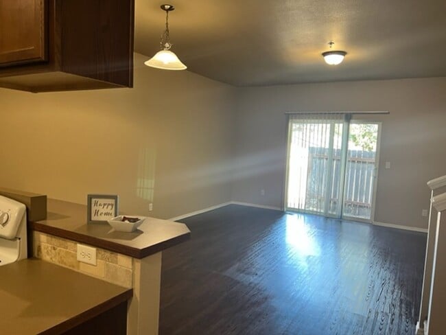 Building Photo - BEAUTIFUL 2 BEDROOM TOWNHOME IN SOUTH SALEM HILLS!