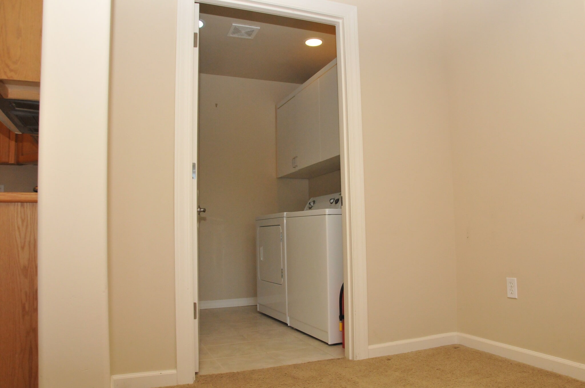 laundry room in apartment - 5040 Ivanhoe Pl NE