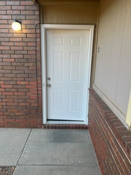 Building Photo - 615 S Mt Carmel St