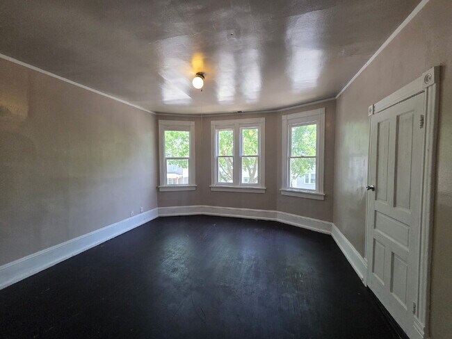 Building Photo - 2 Bedroom, 1 Bath Upper Unit
