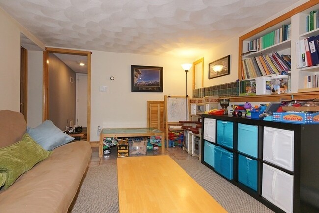 Building Photo - 39 Locust St