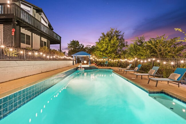 Building Photo - 5048 Bluff Pl