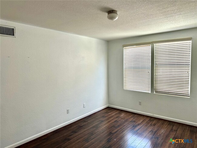 Building Photo - 135 Rush Haven
