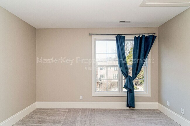 Building Photo - 290 Spring Ave