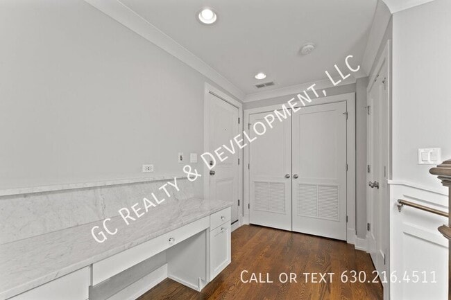 Building Photo - 2326 N Greenview Ave