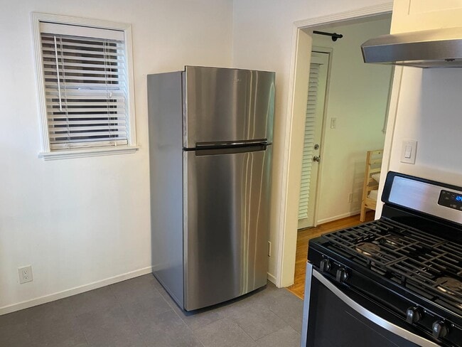 Building Photo - 955 Hyperion Ave