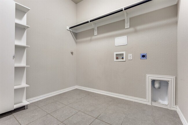 Building Photo - 616 Club Dr