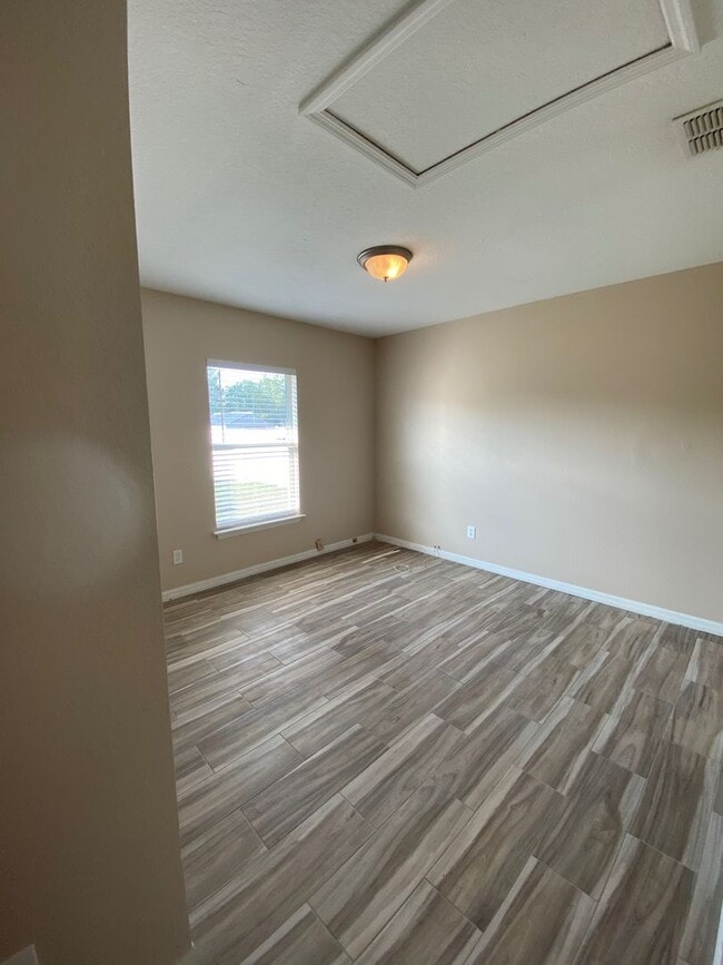 Building Photo - SILVER SPRINGS SHORES 3/2/2 - *WON'T LAST*