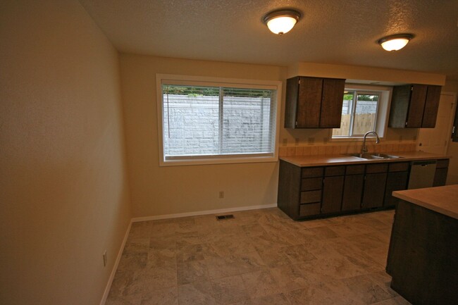 Building Photo - Single level 2 bedroom 1 bath duplex