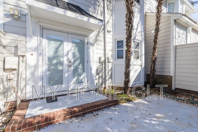 Building Photo - 807 Greenleaf Ave