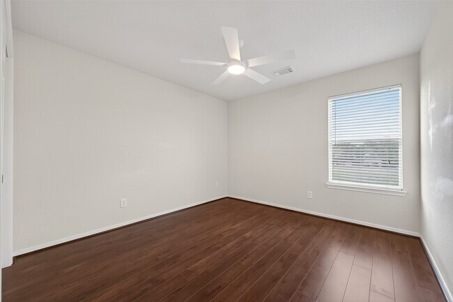 Building Photo - 14335 Plum Springs Dr