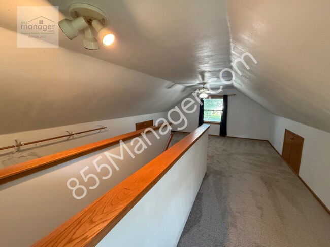 Building Photo - Updated 4-Bedroom with Primary Suite & Fen...