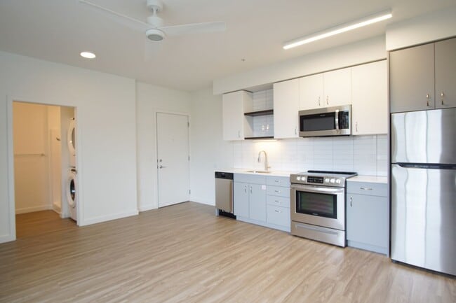 Building Photo - Top Floor 1-Bed w/Condo-Grade Finishes & $500 OFF!