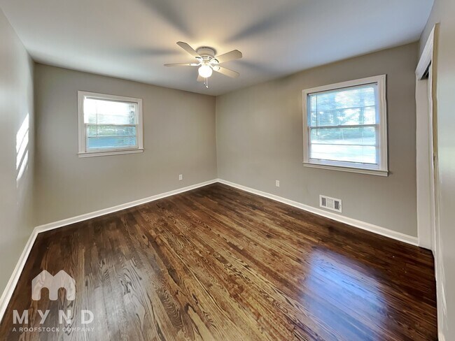 Building Photo - 3681 Lake Dr SE