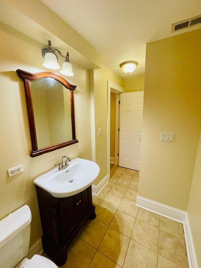 Building Photo - 2050 W Summerdale Ave