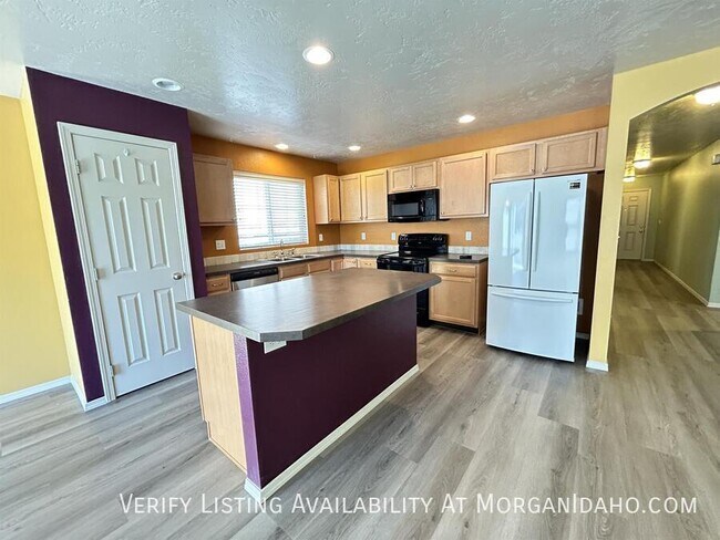 Building Photo - 1723 W Bayeux Dr