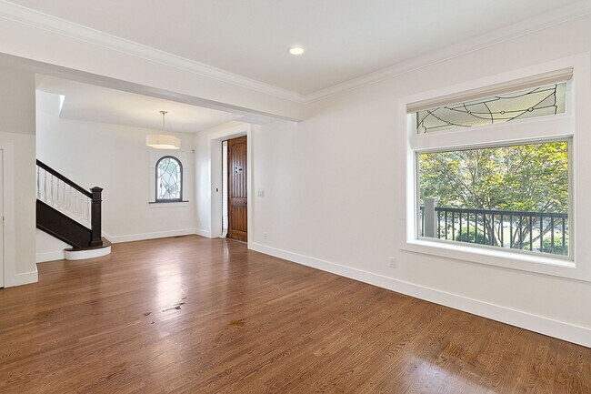 Building Photo - OAKLEY - Stunning executive tudor