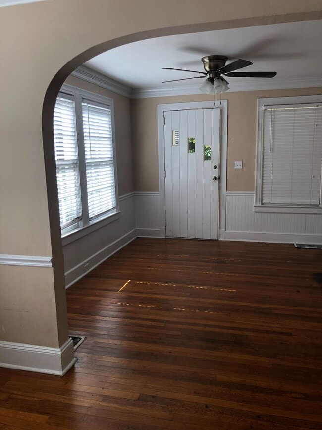 Building Photo - 2 Bedroom 1 Bathroom Duplex