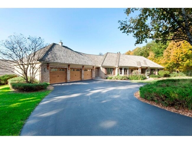 Building Photo - 1215 Oakview Rd