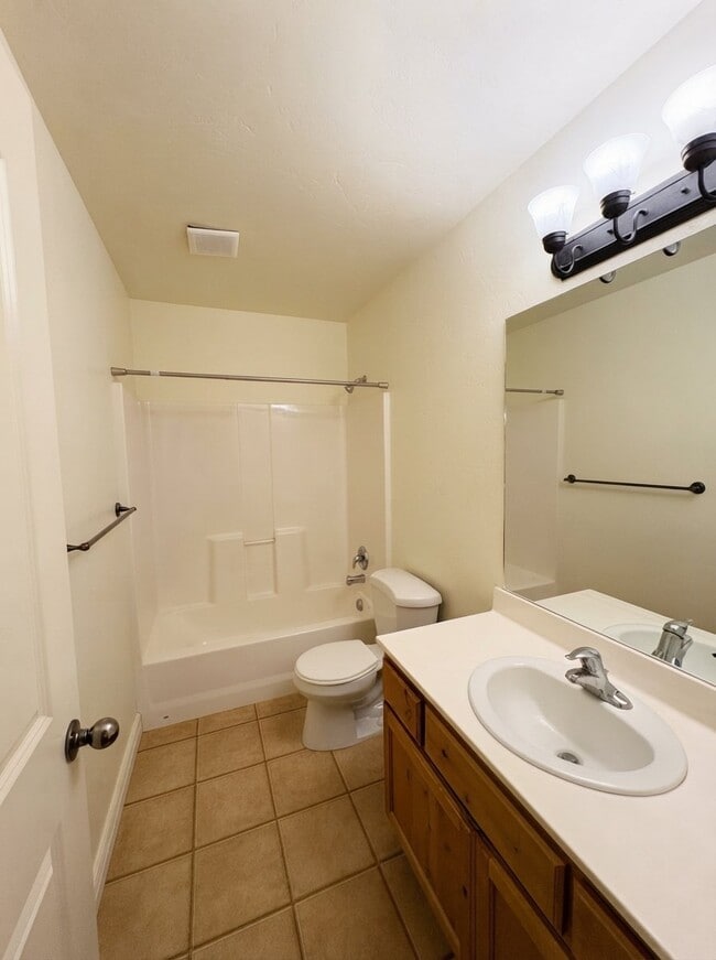 Building Photo - 425 S 2220 W
