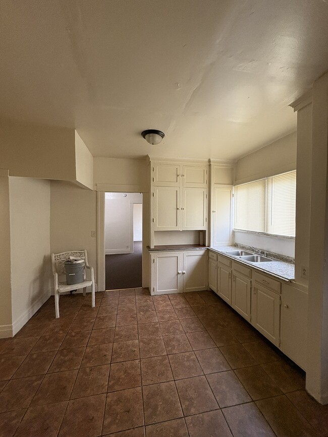 Kitchen - 3925 S Wilton Pl