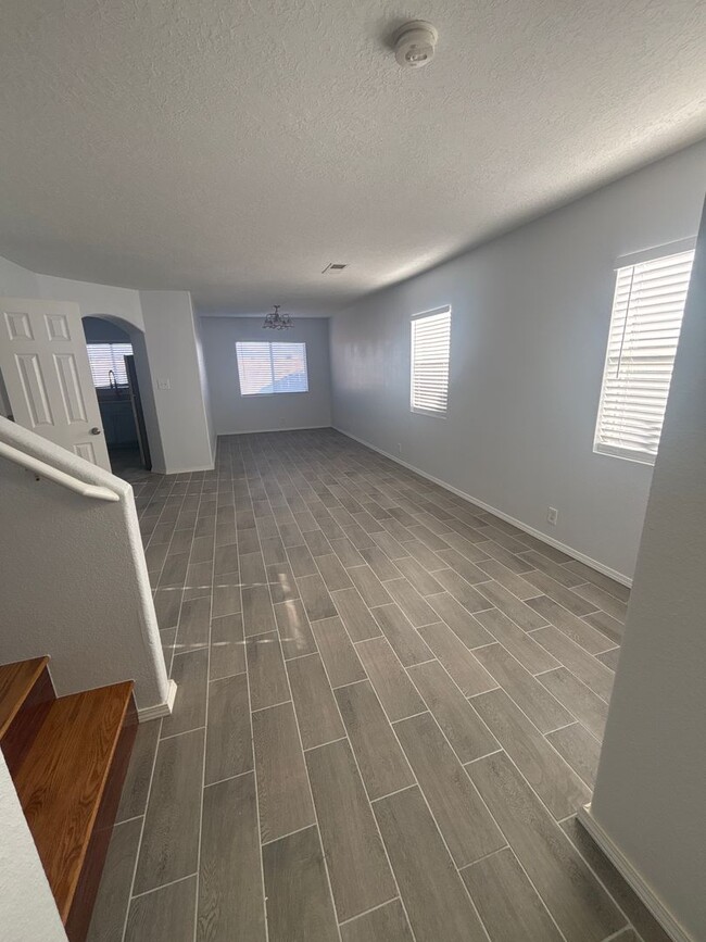 Building Photo - 5 Bedroom House