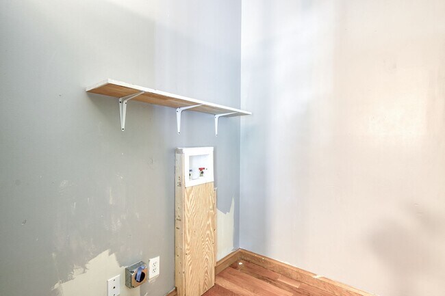 Building Photo - 5 to 8 Bedrooms. Pet Friendly.