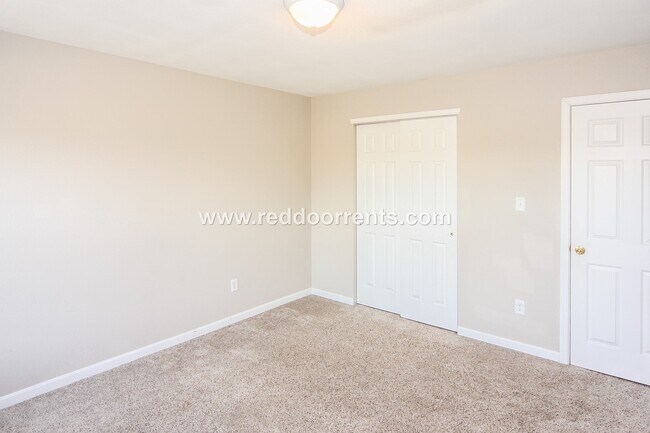 Building Photo - Perfect 3BR 2.5 BA Located Near All Necess...