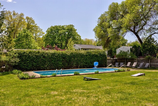 Building Photo - 10 James Dr