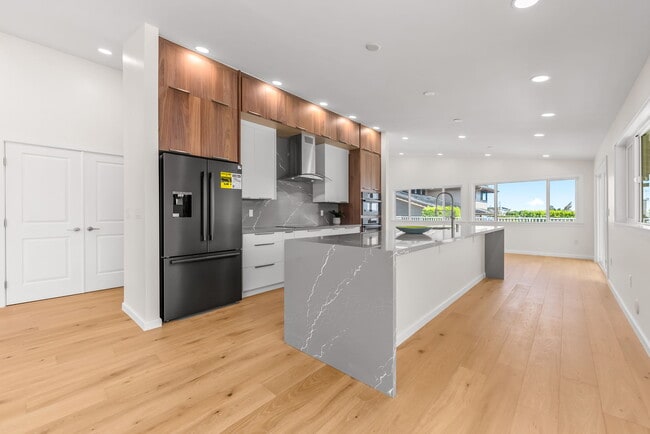 Building Photo - 2067 Laukahi St