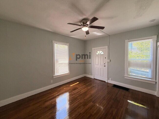 Building Photo - 422 Hoyt St