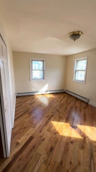 Building Photo - 585 Shirley St