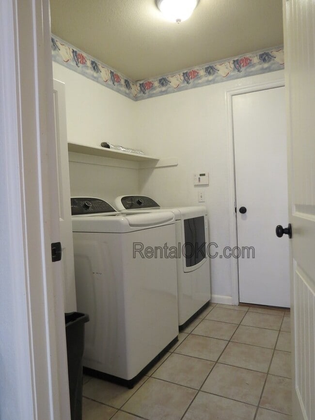 Building Photo - East side Moore 3 Bed 2 Bath no carpets
