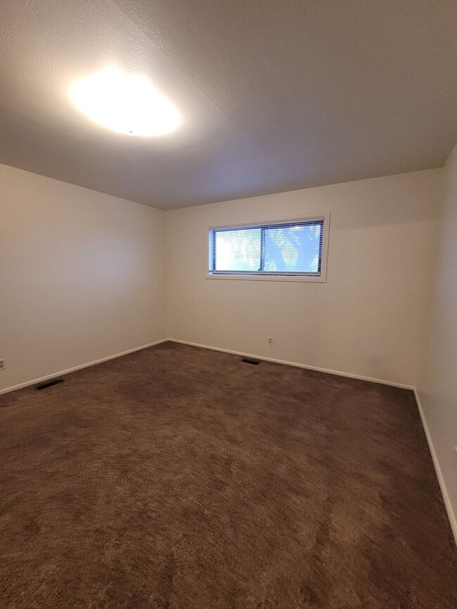 Building Photo - FREE DECEMBER RENT - New Interior Paint/ 1637 Sq Ft