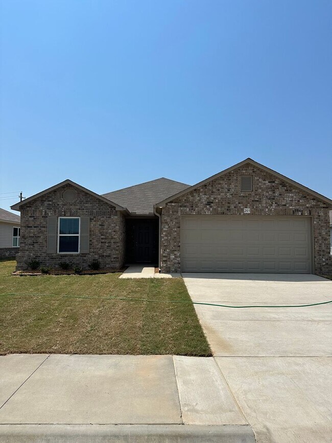 Building Photo - Now Pre-Leasing! | Discover This Charming 3-Bedroom, 2-Bath Home in Cypress Bend