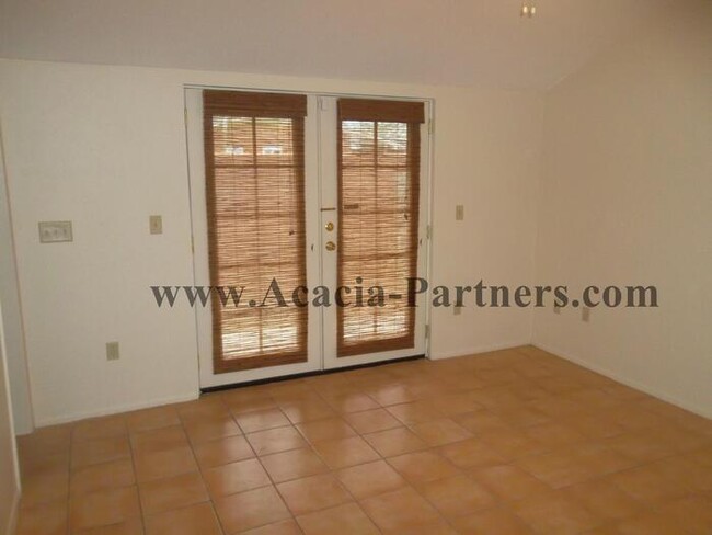 Building Photo - Great Home Within Walking Distance to U of A