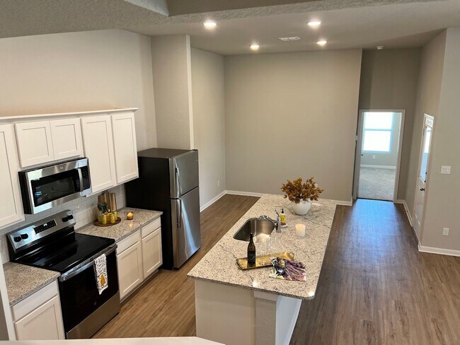 Building Photo - Want luxury living in the Far West ...Look no further...Amanda Park is it!