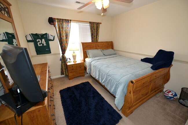 Building Photo - Quiet Cul-de -sac