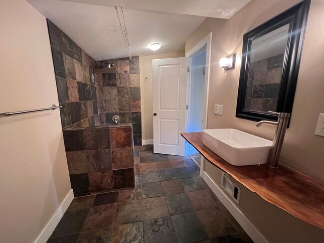 Building Photo - Adorable 2 bedroom with a bonus room!