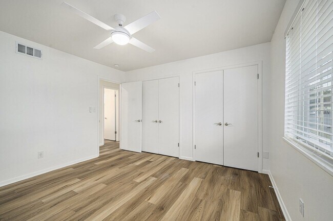 Building Photo - 1 Month Free, newly renovated Overland Par...