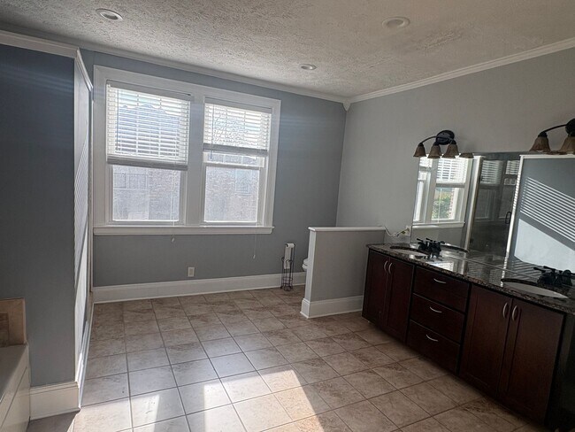 Building Photo - 5BR/2.5 Bath in Prime 12 South | Park-Facing | Two Sunrooms | Walkable Luxury Living