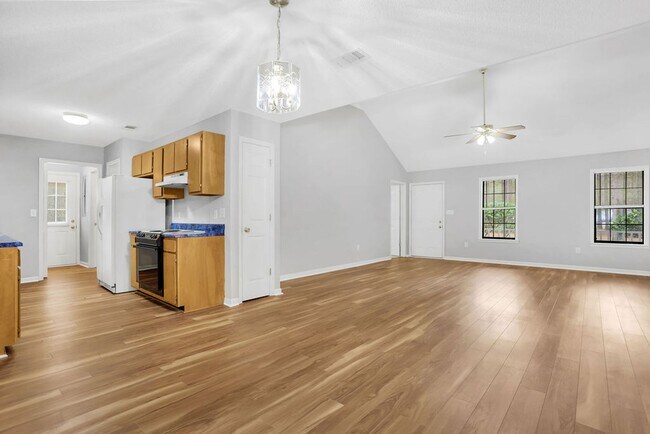 Building Photo - 3 bedroom 2.5 bath home