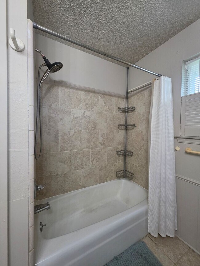 Building Photo - Cute 4 bedroom home in Shawnee