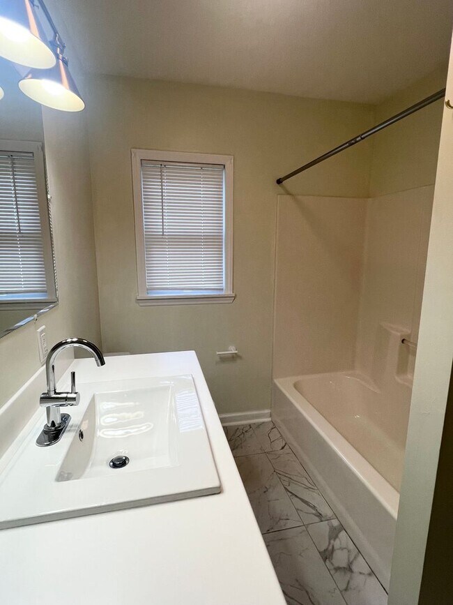 Building Photo - 3 Bedroom 2 Bath house Great Swannanoa Loc...