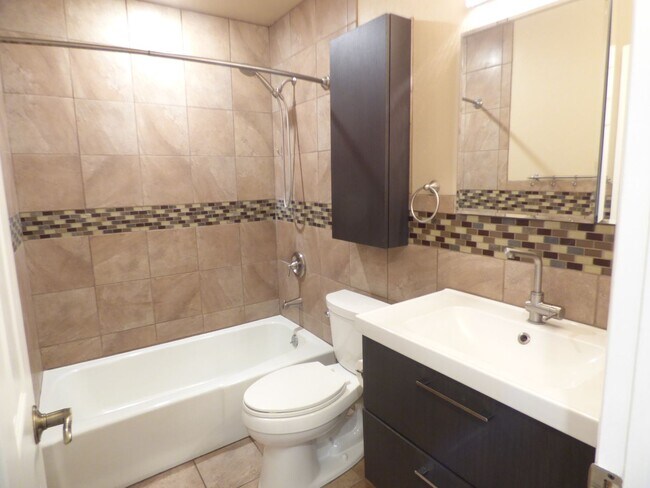 Building Photo - 5 Bd 3 Ba Home in Sandy