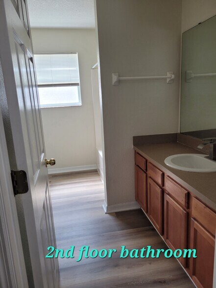 2nd floor Bathroom - 1116 Bluegrass Dr