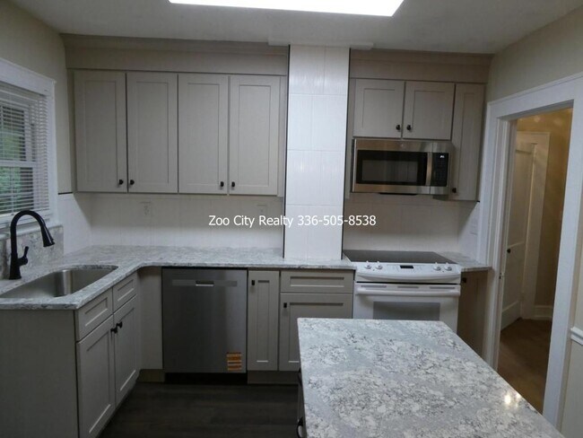 Building Photo - 589 McDermott St